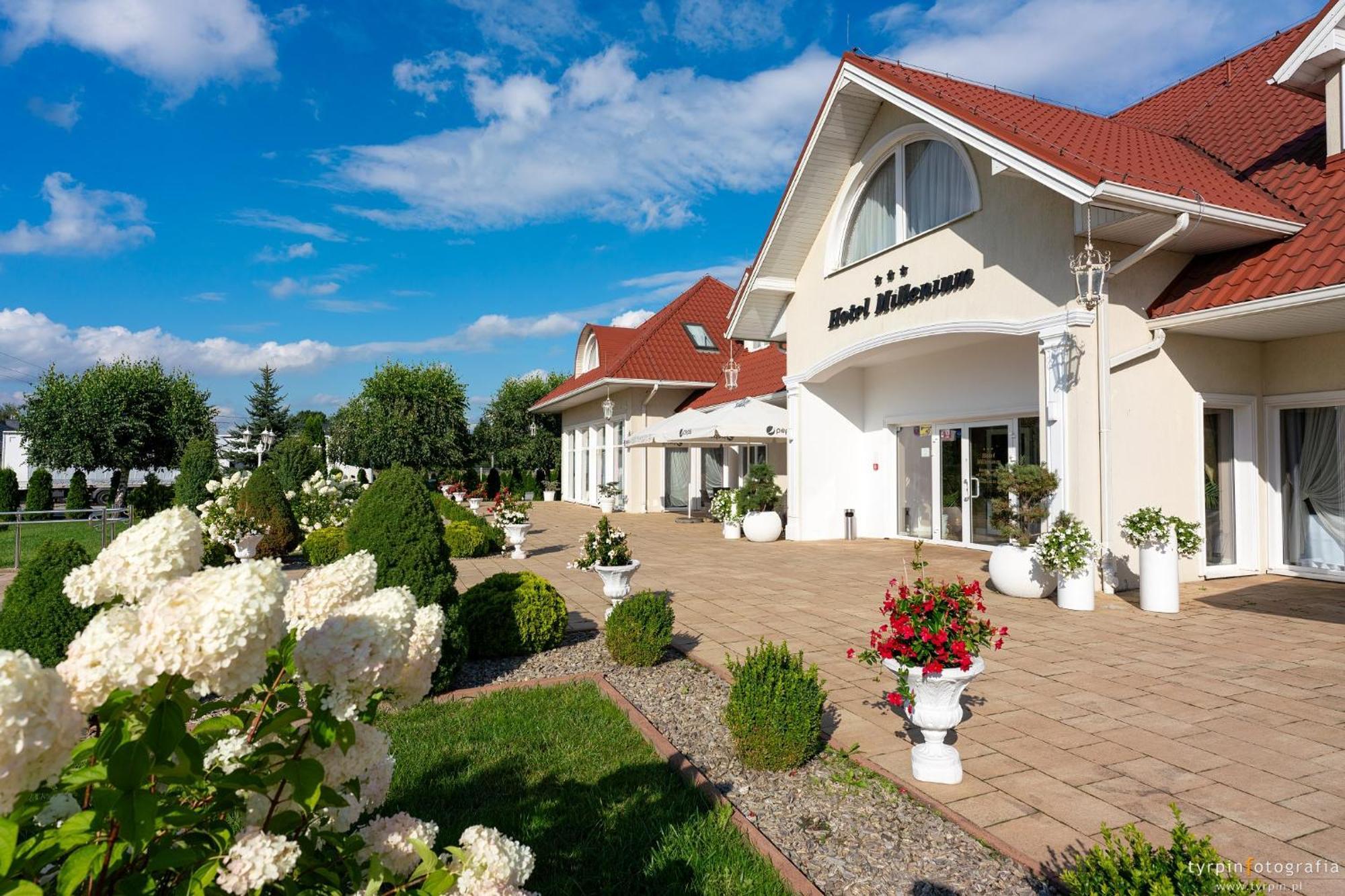 Hotel Millenium Gora Motyczna Exterior photo
